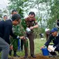 Kajati Sulsel Leonard Eben Ezer Simanjuntak menanam bibit buah mangga dan sukun dalam kegiatan penanaman serentak