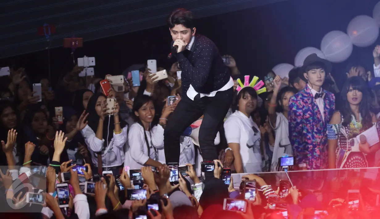 Penggemar Aliando Syarief mengambil gambar Aliando saat tampil di The Biggest Concert Magicaliando di Studio 6 Emtek City, Jakarta, Rabu (26/10). Ultah ke-20, Aliando dibuatkan konser khusus oleh SCTV. (Liputan6.com/Herman Zakharia)