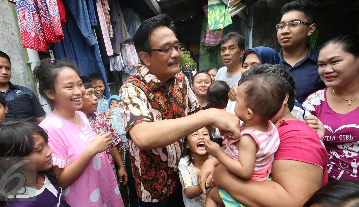 Cawagub DKI Jakarta Djarot Saiful Hidayat menyapa warga saat blusukan di Petogogan I, Jakarta Selatan, Minggu (11/12). (Liputan6.com/Fery Pradolo)