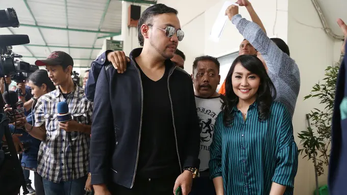 [Bintang] Tessa Kaunang dan Sandy Tumiwa