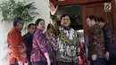 Ketua Umum Partai Gerindra Parbowo Subianto melambaikan tangan kepada awak media saat akan menggelar pertemuan dengan Ketua Umum PDIP Megawati Soekarnoputri di kediaman Megawati, Jalan Teuku Umar, Jakarta, Rabu (24/7/2019). Pertemuan berlangsung tertutup. (Liputan6.com/Helmi Fithriansyah)