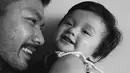 Tak hanya wajah saja yang mirip dengan sang ayah, senyuman Salma juga mirip dengan Rio Dewanto. (foto: instagram.com/riodewanto)