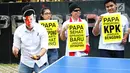 Aktivis yang tergabung dalam Koalisi Save KPK mengenakan topeng wajah Ketua DPR Setya Novanto saat menggelar aksi teatrikal bermain tenis meja melawan KPK di depan gedung KPK, Jakarta, Rabu (18/10). (Liputan6.com/Angga Yuniar)