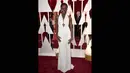 Aktris Lupita Nyong'o mencuri perhatian di red carpet Academy Awards 2015 yang digelar di Dolby Theatre, Hollywood, California, AS, Minggu (22/2) malam. (Frazer Harrison/Getty Images/AFP)