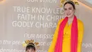 Claire baru saja hadir di acara sekolahnya yang bertajuk Pekan Bahasa. Sepertinya acara tersebut mengharuskan keduanya mengenakan pakaian tradisional.  [@shandyaulia]