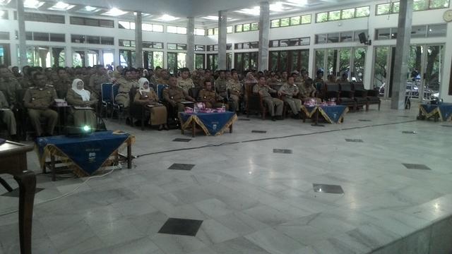 Ratusan Kades, Camat dan Kepala Dinas dalam sosialisasi PBB di Pendopo Garut