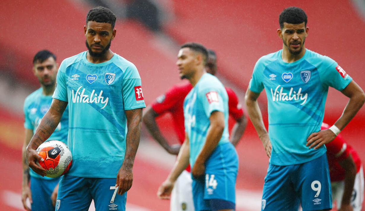 Pemain Bournemouth tampak kecewa usai ditaklukkan Manchester United pada laga Premier League di Stadion Old Trafford Sabtu (4/6/2020). Manchester United menang 5-2 atas Bournemouth. (AP/Clive Brunskill)