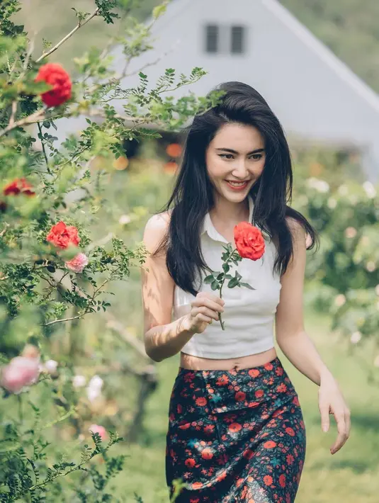 Senyum merekah terlihat jelas di paras Davika Hoorne. Davika yang memegangi mawar warna merah terlihat begitu memesona dengan senyum manisnya. Banyak fans terpukau dengan kecantikan Davika Hoorne saat di taman bunga mawar. (Liputan6.com/IG/@davikah)