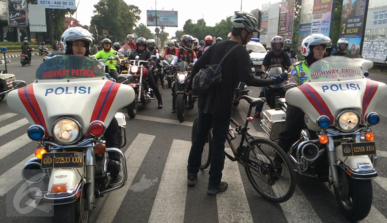Elanto Wijoyono memalangkan sepedanya saat lampu lalu lintas menyala merah di Yogyakarta, Sabtu (15/8/2015). Elanto dan Andika mengaku merasa resah melihat berbagai pelanggaran lalu lintas yang dilakukan pengendara motor gede.  (foto: Suryo Wibowo)