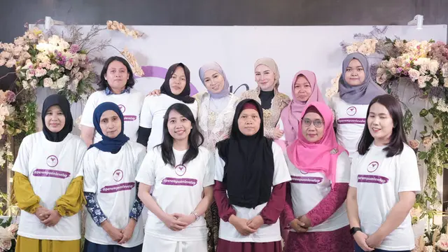 Shandy Purnamasari memberikan penghargaan kepada 10 Perempuan Mandiri di Hari Kartini