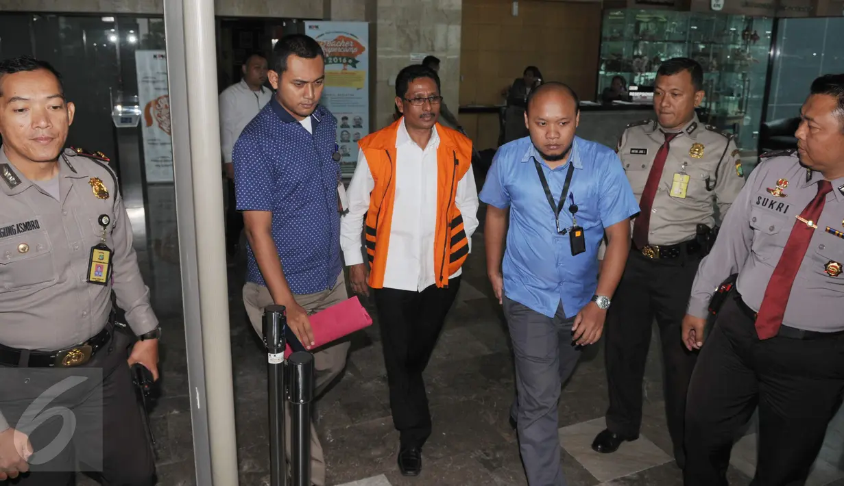 Bupati Sabu Raijua, Provinsi NTT, Marthen Dira Tome berjalan keluar dari Gedung KPK, Jakarta, Selasa (15/11). Penyidik KPK menangkap Marthen karena diduga menghalangi pemeriksaan saksi-saksi dalam kasus yang menjeratnya. (Liputan6.com/Helmi Afandi)