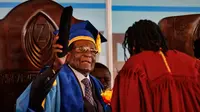Presiden Zimbabwe, Robert Mugabe memimpin upacara wisuda mahasiswa Universitas Terbuka Zimbabwe di pinggiran Harare, Jumat (17/11). Kehadiran Mugabe ini adalah yang pertama kalinya semenjak menjadi tahanan rumah oleh militer Zimbabwe (AP Photo/Ben Curtis)