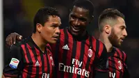 Striker AC Milan Carlos Bacca merayakan gol keduanya ke gawang Chievo Verona, Minggu (5/3/2017). (GIUSEPPE CACACE / AFP)