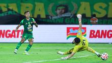 Pemain Persebaya Surabaya, Riyan Ardiansyah, mencetak gol ke gawang Madura United pada lanjutan BRI Super League 2025/2026 di Stadion Gelora Bung Tomo Jumat (17/4/2026). (Bola.com/M Iqbal Ichsan)