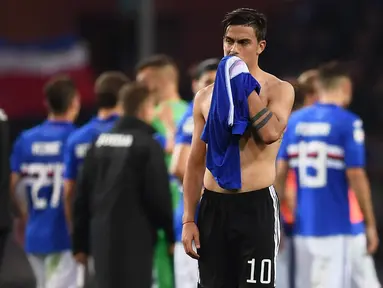 Striker Juventus, Paulo Dybala, tampak kecewa usai dikalahkan Sampdoria pada laga Serie A Italia di Stadion Luigi Ferraris, Genoa, Minggu (19/11/2017). Sampdoria menang 3-2 atas Juventus. (AFP/Marco Bertorello)