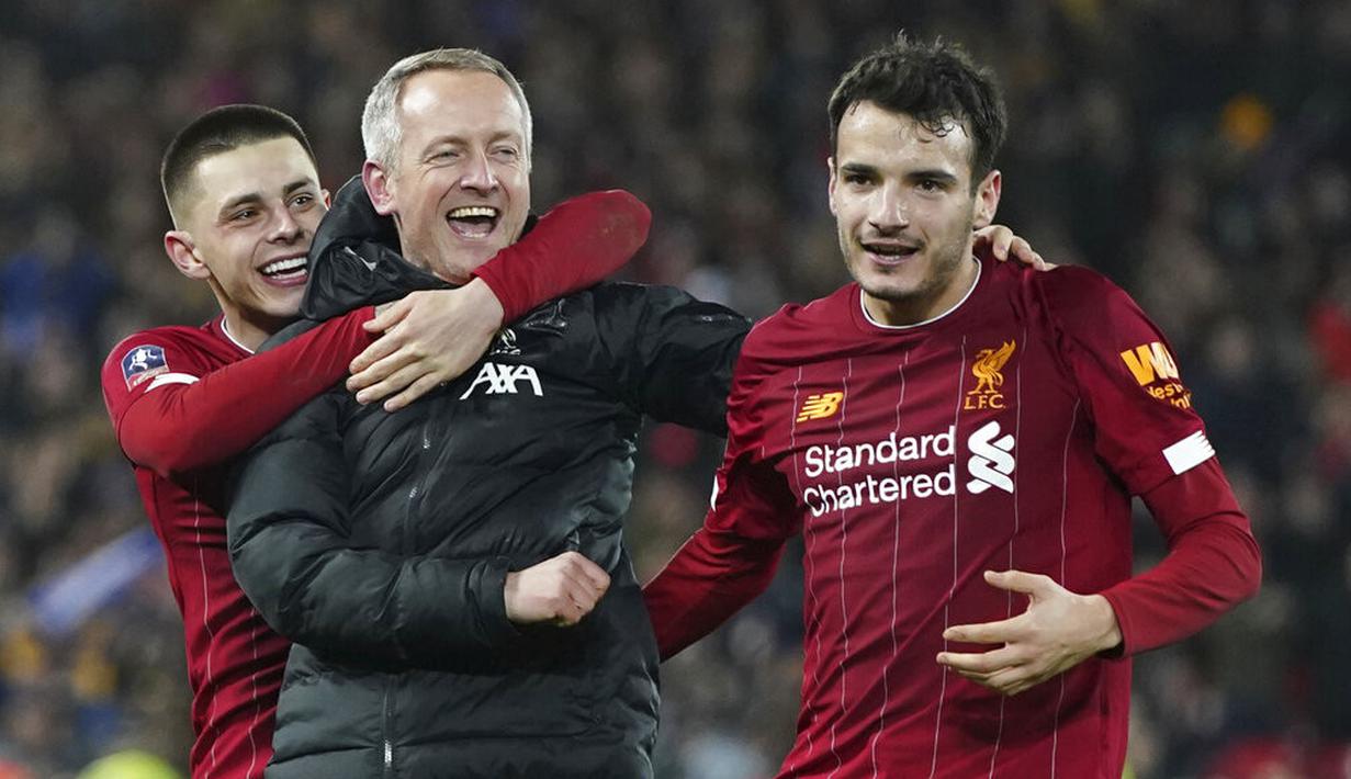 Para pemain Liverpool merayakan kemenangan bersama pelatih Neil Critchley saat menaklukkan Shrewsbury Town pada laga Piala FA di Stadion Anfield pada Rabu (5/2/2020). Pasukan muda Liverpool menang tipis 1-0 atas Shrewsbury Town. (AP/Jon Super)