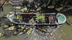 Foto udara menunjukkan pemandangan apung di Barisal, Bangladesh, 14 Agustus 2020. Pasar apung yang berada sekitar 180 kilometer sebelah selatan Dhaka ini kerap ramai dipadati pembeli dan pedagang selama musim panen jambu biji berlangsung. (Xinhua)