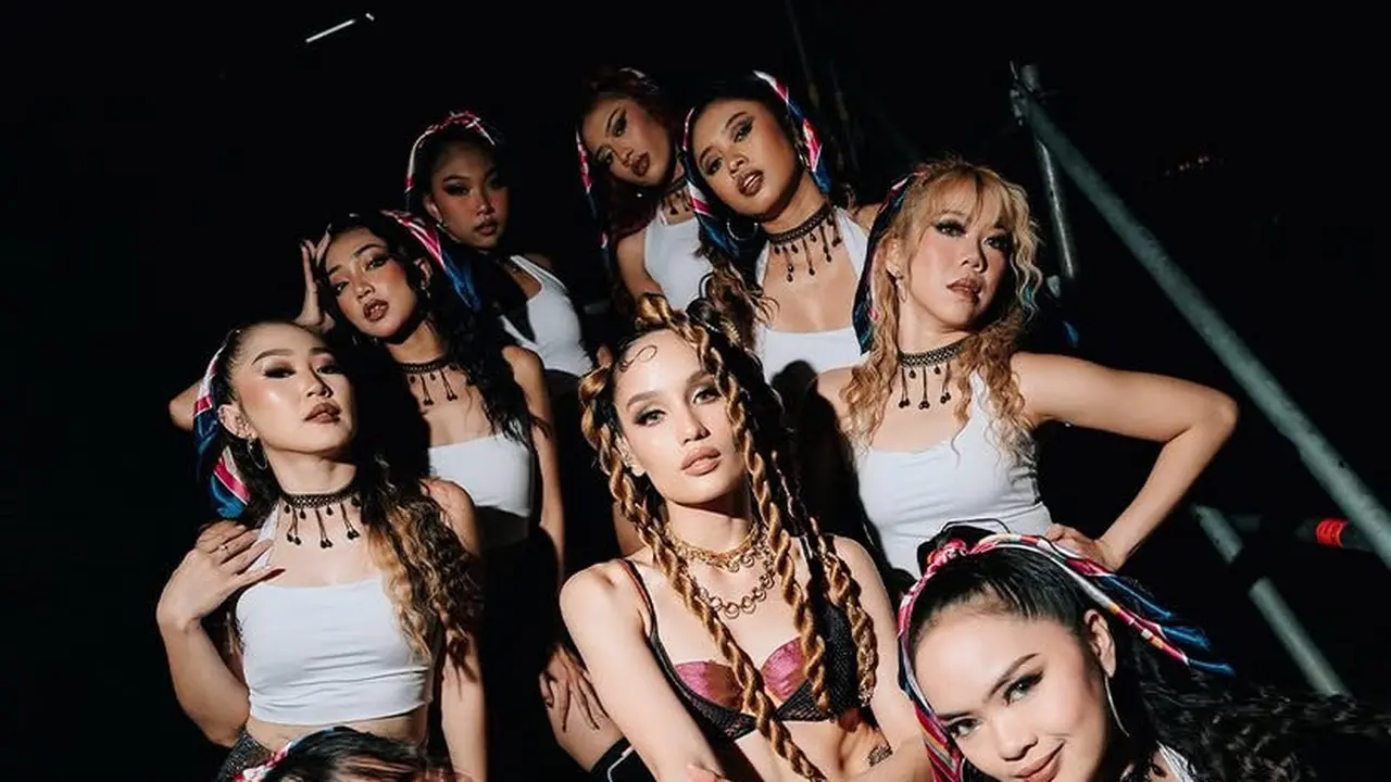 Gaya Cinta Laura saat manggung di DWP 2024