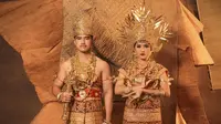 Baju adat Lampung yang digunakan oleh Keduanya ini pun memiliki konsep berwarna emas. Bahkan, keduanya juga terlihat menggunakan berbagai aksesoris pelengkap yang membuat penampilan Kaesang Pangarep dan Erina Gudono makin menawan. (Liputan6.com/IG/@riomotret)