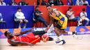 Pebasket Spanyol, Usman Garuba (kanan) berusaha mengumpan bola meski sedang terjatuh setelah berebut dengan pebasket Brasil yago Santos pada laga kedua Grup G Piala Dunia FIBA 2023 di Indonesia Arena, Senayan, Jakarta, Senin (28/08/2023). Spanyol menang atas Brasil dengan skor 96-78. (Bola.com/Bagaskara Lazuardi)