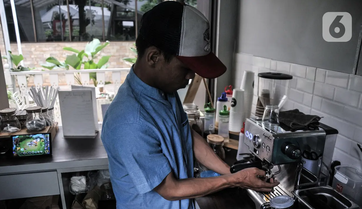 Seorang pekerja yang merupakan penyandang disabilitas membuat minuman kopi pesanan pelanggan di Kafe Difabis Coffee & Tea, Kompleks Kantor Wali Kota Jakarta Timur, Senin (19/12/2022). Kafe yang didirikan oleh Baznas (Bazis) DKI Jakarta tersebut diharapkan dapat mengembangkan dan memaksimalkan peran dari Kafe Difabis yang dioperasikan oleh kawan-kawan difabel untuk memberikan pemahaman pada masyarakat dan kesetaraan. (merdeka.com/Iqbal S. Nugroho)