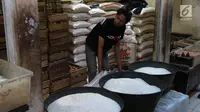 Pedagang menata beras dagangannya di PD Pasar Jaya Gondangdia, Jakarta, Jumat (19/1). Kementerian Perdagangan akan merevitalisasi 1.200 pasar tradisional pada 2018. (Liputan6.com/Angga Yuniar)