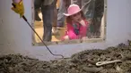 Seorang gadis muda mengintip ke kandang ular derik dalam kompetisi Roundup Rattlesnake Sweetwater di Texas, Amerika Serikat, Sabtu (10/3). Kompetisi tahunan ini dimulai dengan berburu ular derik. (Loren Elliott/AFP)