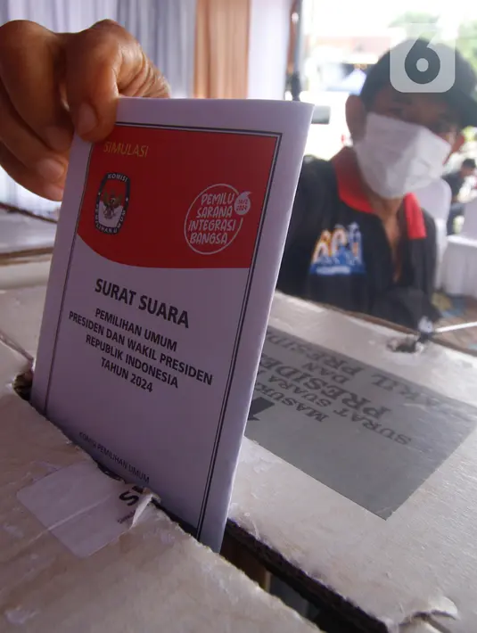 KPU Kota Tangerang menggelar simulasi real time atau waktu yang sebenarnya. (merdeka.com/Arie Basuki)
