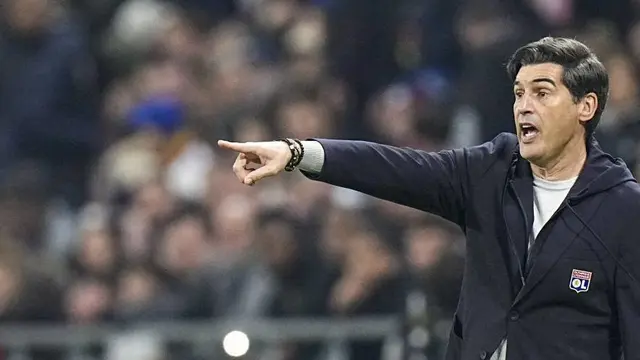 Paulo Fonseca saat memimpin Lyon di Ligue 1 pada musim 2024/2025. (c) AP Photo/Laurent Cipriani