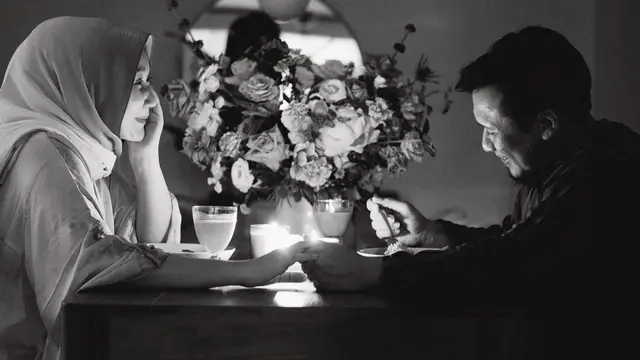 Rayakan Anniversary Pernikahan, Ini 6 Momen Makan Malam Romantis Dian Pelangi dan Suami