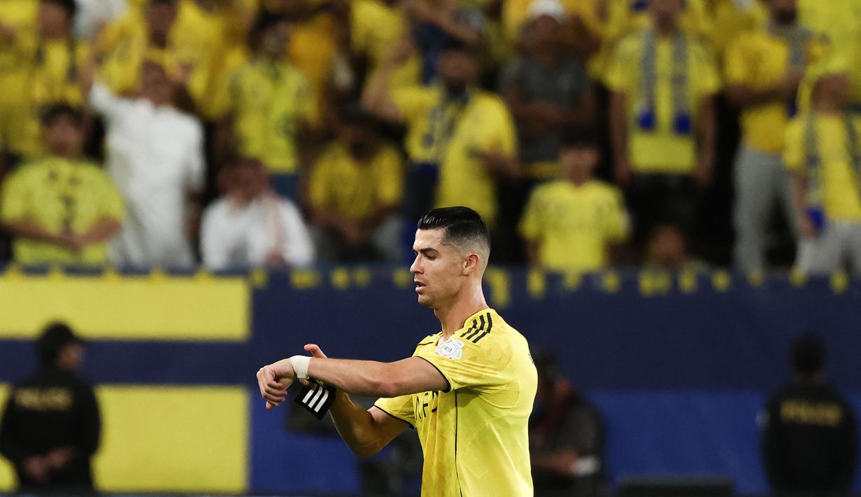 Sayangnya, mereka malah kebobolan pada menit ke injury time lewat gol bunuh diri kiper Bento. Skor imbang tersebut gagal membuat Al Nassr pastikan gelar juara lebih cepat. (AFP/Fayez Nureldine)