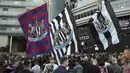 Suporter Newcastle united tumpah ruah di depan Stadion St. James Park usai klub resmi diakuisisi oleh Public Investment Fund (PIF), sebuah konsorsium dari Arab Saudi. (AP/Scott Heppell)