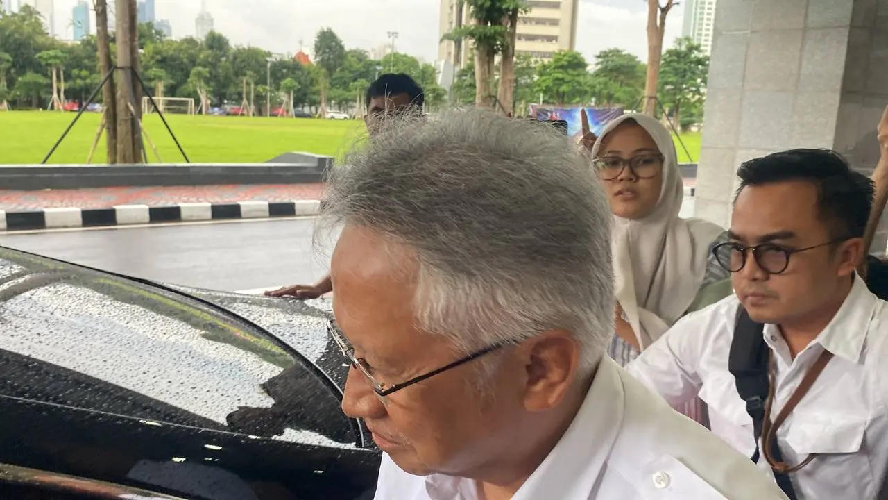 Usai Dipanggil Komisi X DPR, Mendiktisaintek Satryo Bungkam