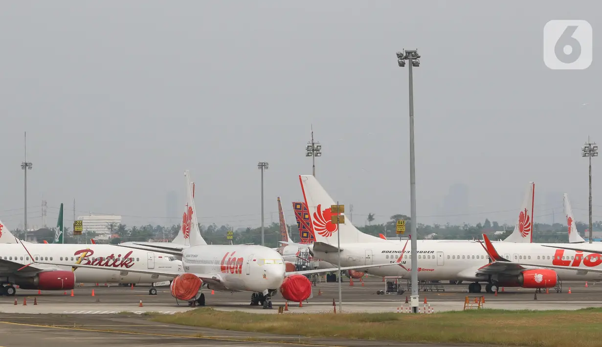 Sejumlah pesawat maskapai penerbangan terparkir di Bandara Soekarno Hatta, Tangerang, Senin (6/7/2020). Permintaan maskapai tersebut agar kembali terciptanya keseimbangan terhadap tingkat permintaan dari penumpang. (Liputan6.com/Angga Yuniar)