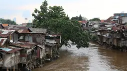 Suasana di bantaran Sungai Ciliwung, Manggarai, Jakarta (31/10). Kepala Bappenas Bambang Brodjonegoro mengatakan saat ini terdapat 13,5 juta penduduk Indonesia yang hidup miskin di lingkungan kumuh. (Liputan6.com/Immanuel Antonius)