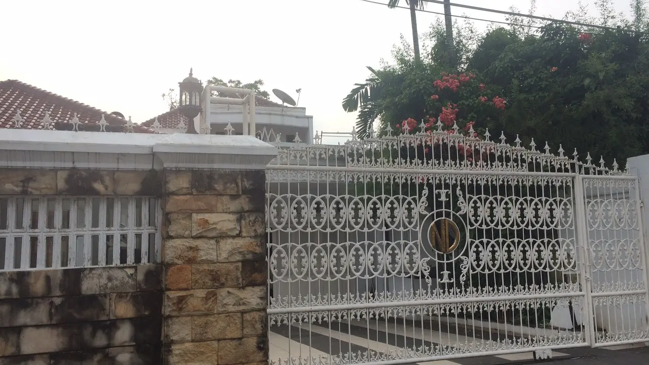 [Bintang] Rumah Mewah yang Jadi Rebutan Nia Daniati dan Farhat Abbas