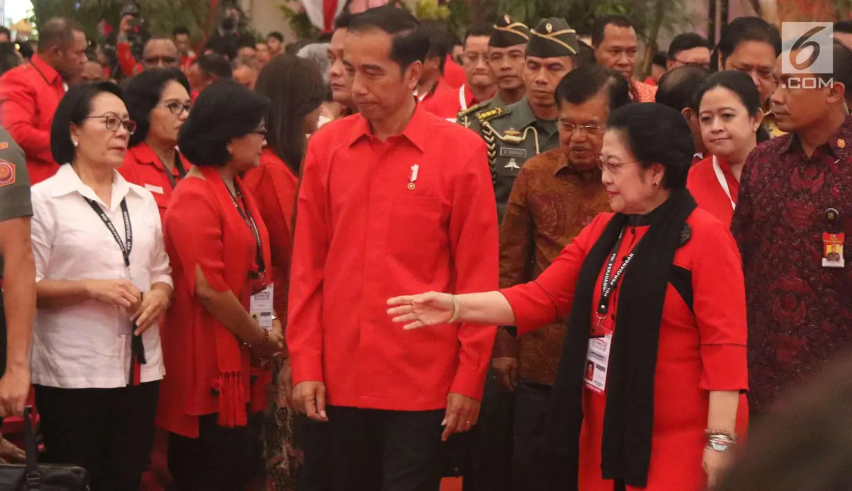 Presiden Jokowi didampingi Ketum PDIP Megawati Soekarnoputri saat menghadiri Rakornas Tiga Pilar PDI Perjuangan di ICE BSD, Tangerang Selatan, Sabtu (16/12). (Liputan6.com/Angga Yuniar)