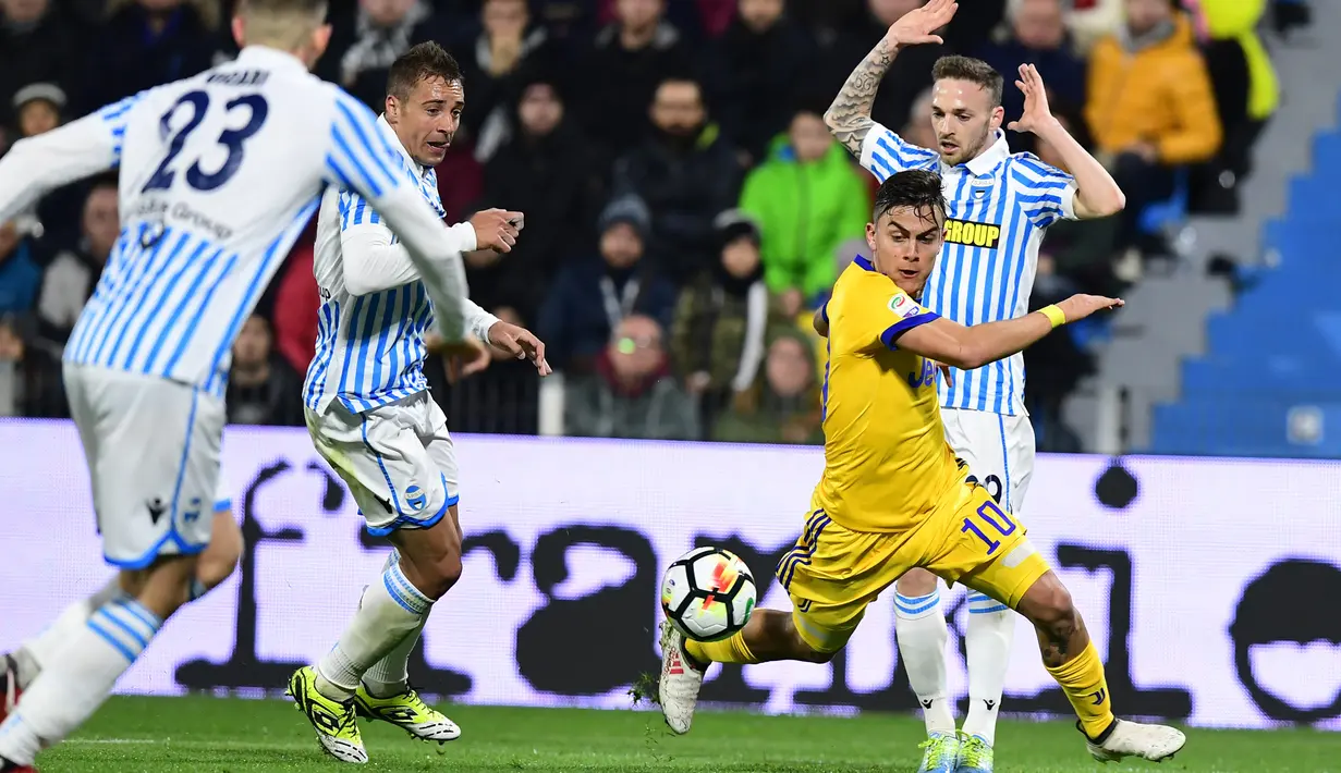 Striker Juventus, Paulo Dybala, mengejar bola saat melawan SPAL pada laga Serie A Italia di Stadion Paolo Mazza, Ferrara, Sabtu (17/3/2018). SPAL bermain imbang 0-0 dengan Juventus. (AFP/Miguel Medina)