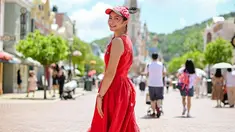 Dalam momen liburan bersama Podkesmas itu, Tyara Renata tampil menawan dengan sleveeless dress merah menyala. Berjalan menyusuri berbagai wahana di Disneyland Hong Kong, wanita 36 tahun itu tampil awet muda saat mengenakan tambahan aksesori topi khas Mickey Mouse. (Liputan6.com/IG/@tyararenata)