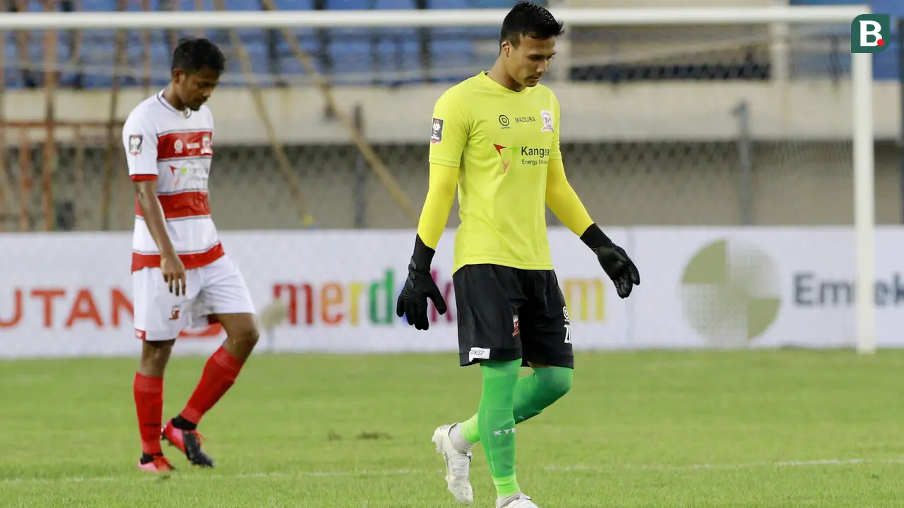 FOTO: Momen Unik Muhammad Ridho Pakai Rompi Saat MU Hadapi PSS Sleman di Piala Menpora