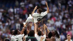 Sejumlah pemain Real Madrid melempar Karim Benzema ke udara sebagai bentuk perpisahan setelah pertandingan terakhirnya bersama Real Madrid melawan Athletic Bilbao di Santiago Bernabeu, Minggu (4/6/2023) malam WIB. (AFP/Pierre-Philippe Marcou)