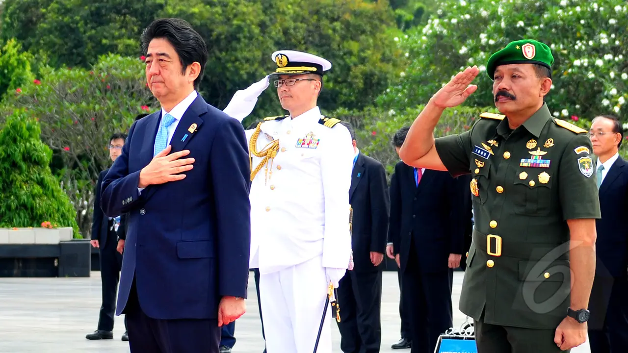 PM Shinzo Abe Berdoa di Taman Makam Pahlawan Kalibata