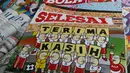 Penampakan tabloid Bola di Terminal Kampung Melayu, Jakarta, Jumat (26/10). "Selesai" dan "Terima Kasih" menjadi cover edisi terakhir yang dibanderol Rp 9.500 itu. (Merdeka.com/Imam Buhori)