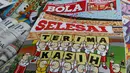 Penampakan tabloid Bola di Terminal Kampung Melayu, Jakarta, Jumat (26/10). "Selesai" dan "Terima Kasih" menjadi cover edisi terakhir yang dibanderol Rp 9.500 itu. (Merdeka.com/Imam Buhori)