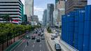 Sejumlah kendaraan melintas disamping proyek pembangunan MRT fase dua di Jalan MH Thamrin, Jakarta, Senin (22/3/2021). Dishub DKI Jakarta akan memberlakukan rekayasa lalu lintas di sekitaran pembangunan jalur MRT fase dua yang dimulai pada hari ini. (Liputan6.com/Faizal Fanani)