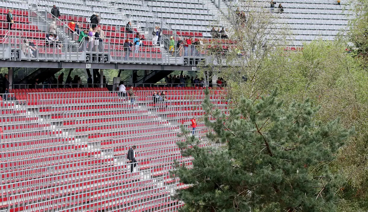 Pengunjung melihat instalasi ekosistem hutan di Stadion Woerthersee, Austria, Minggu (8/9/2019). Sampai karya seni itu selesai dipamerkan, Klub divisi dua Austria, SK Klagenfurt  sementara harus mengungsi di stadion kecil di dekatnya. (AP/Ronald Zak)