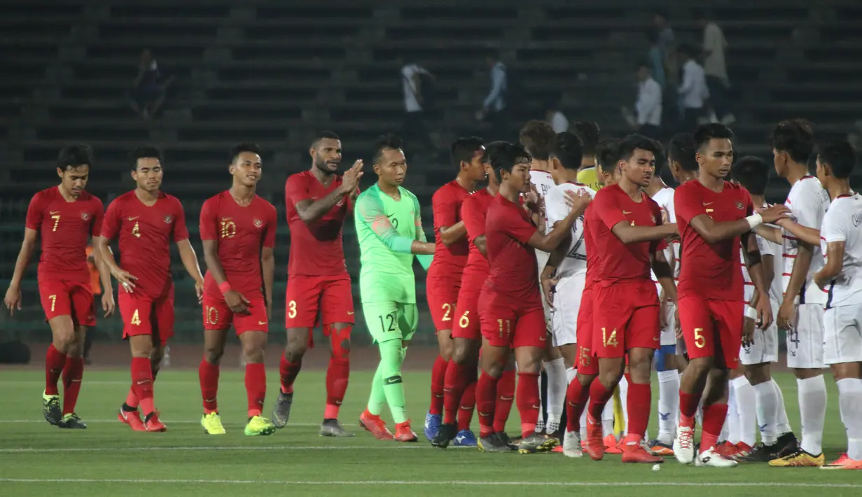 Para pemain Timnas Indonesia U-22 bersalaman dengan pemain Kamboja U-22 pada laga Piala AFF U-22  di Stadion National Olympic, Phnom Penh, Jumat (22/2). Indonesia menang 2-0 atas Kamboja. (Bola.com/Zulfirdaus Harahap)