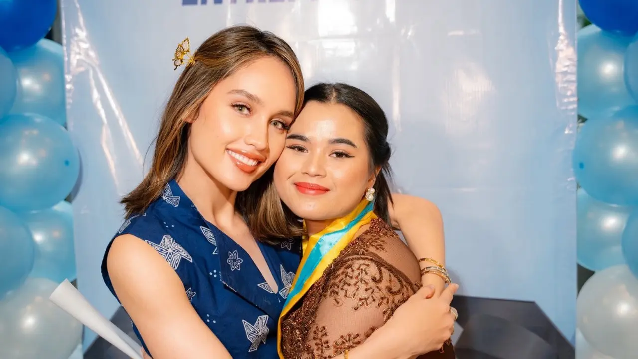 Cinta Laura Kiehl Tampil Anggun Effortless dengan Dress Batik di Wisuda SMA Karyawannya