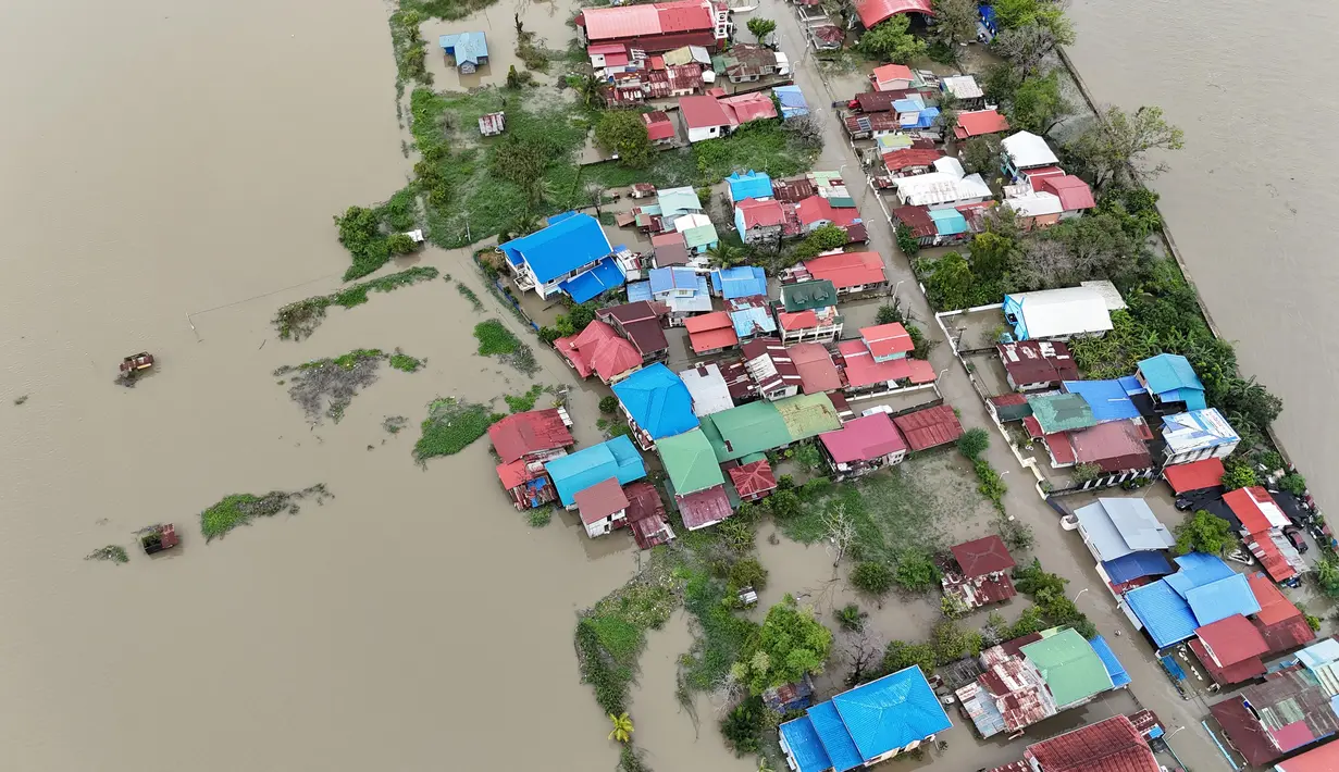 Sebuah sungai di Calumpit, provinsi Bulacan, sebelah utara Manila meluap akibat hujan lebat yang disebabkan oleh Topan Co-May pada 25 Juli 2025. (Ted ALJIBE/AFP)