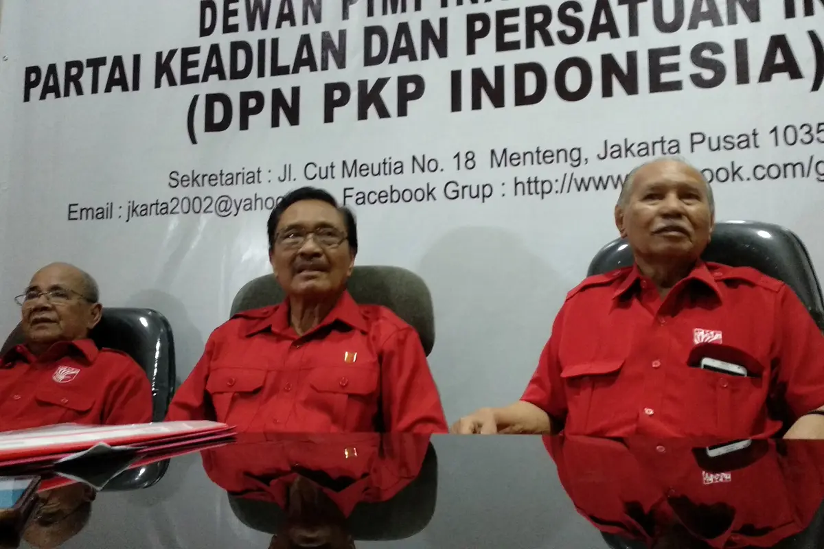 Ketua Umum PKPI Kubu Haris Sudarno memberi keterangan pers
